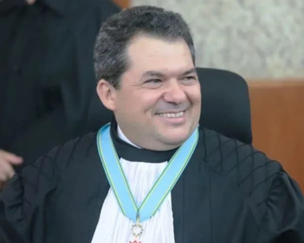 Lula oficializa indicação de desembargador Carlos Brandão para vaga no STJ