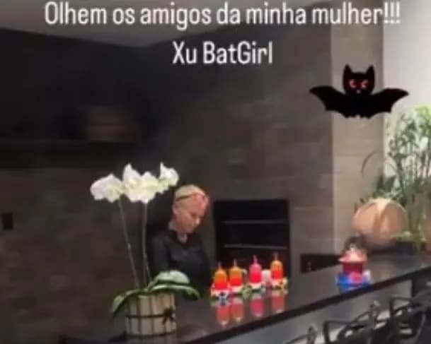 Xuxa aparece em vídeo alimentando morcegos em sua casa: “Xu Batgirl”