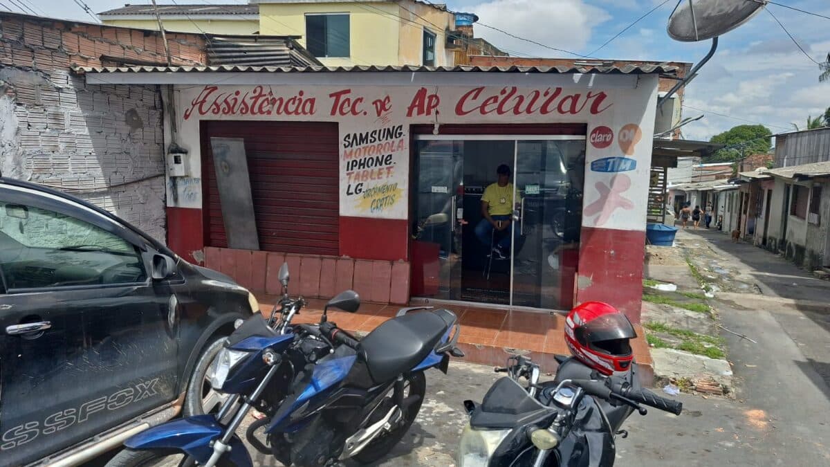 Donos de assistência técnica são presos com 224 celulares roubados em Manaus