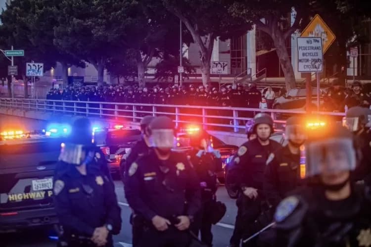 Polícia de Los Angeles inicia prisões em massa após instituir toque de recolher na cidade