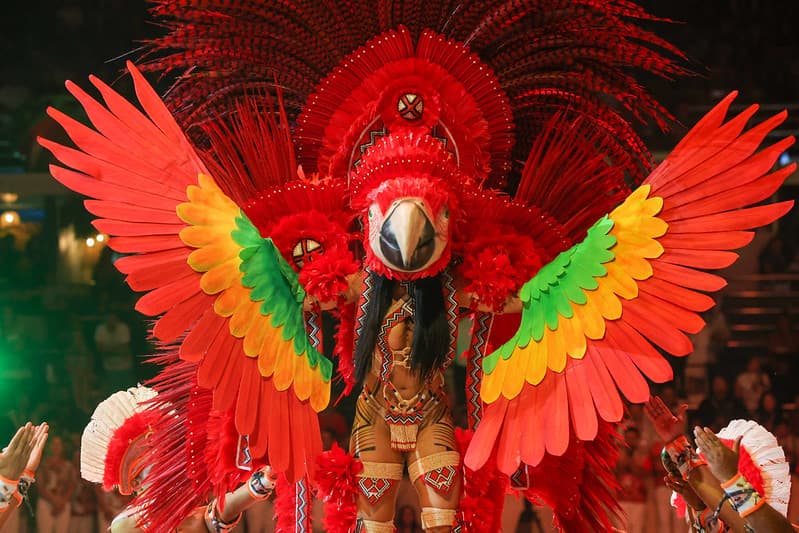 Cunhã da pele vermelha: Isabelle Nogueira vira arara no último dia do Festival de Parintins