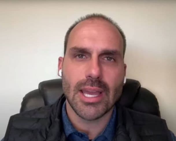 Polícia Federal diz que não conseguiu intimar Eduardo Bolsonaro