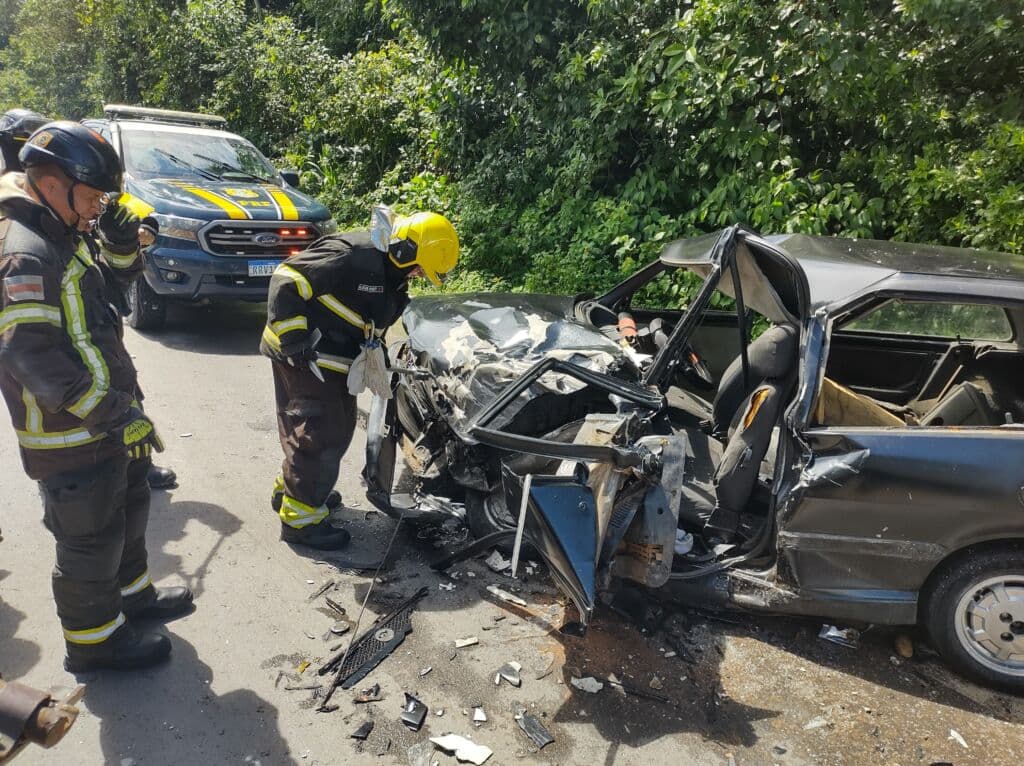 Acidente na BR-174 entre carro e caminhão deixa dois feridos em grave colisão