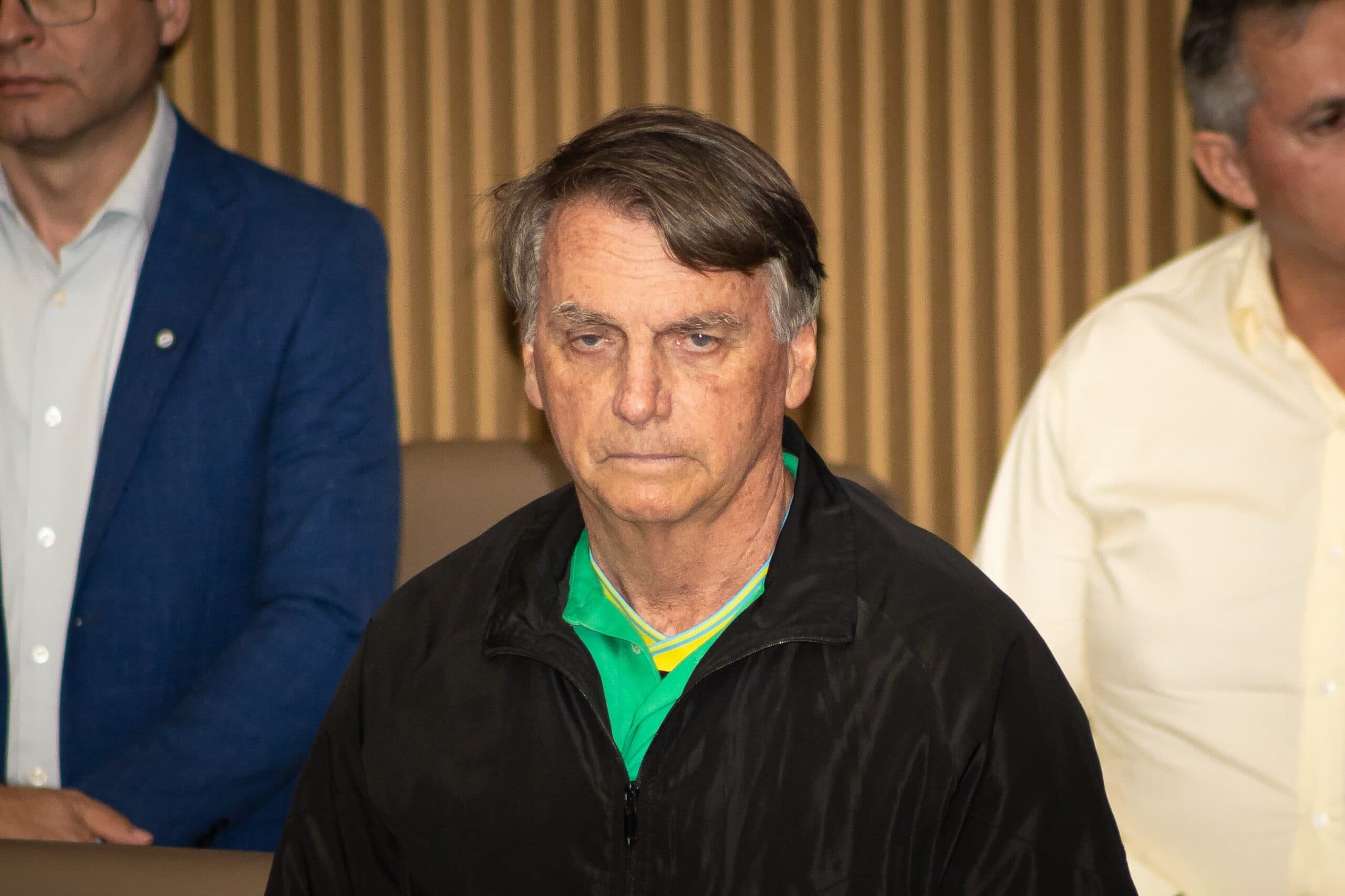 Jair Bolsonaro passa domingo em casa para tratar pneumonia e não apresenta piora