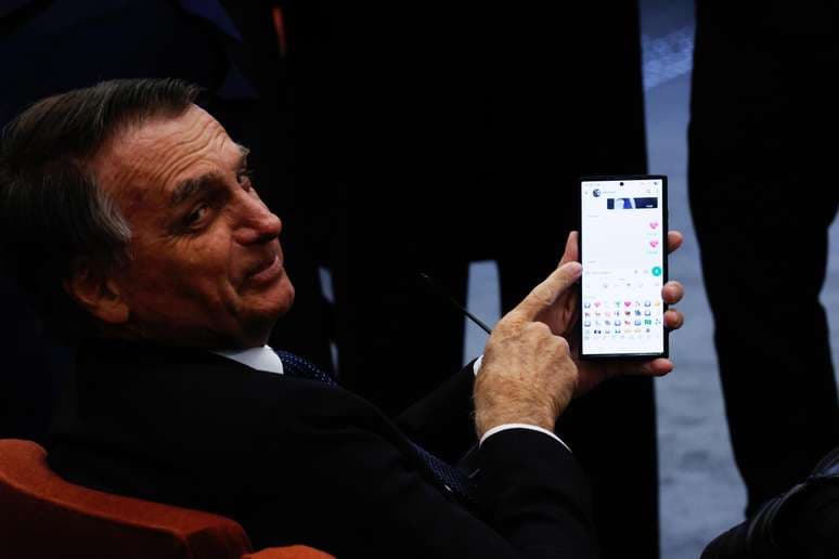 Bolsonaro envia selfie para Michelle durante interrogatório no STF: “Lindo, meu gato”