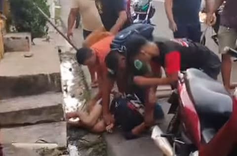 Vídeo registra suspeito sendo agredido por moradores após tentativa de roubo em Tefé