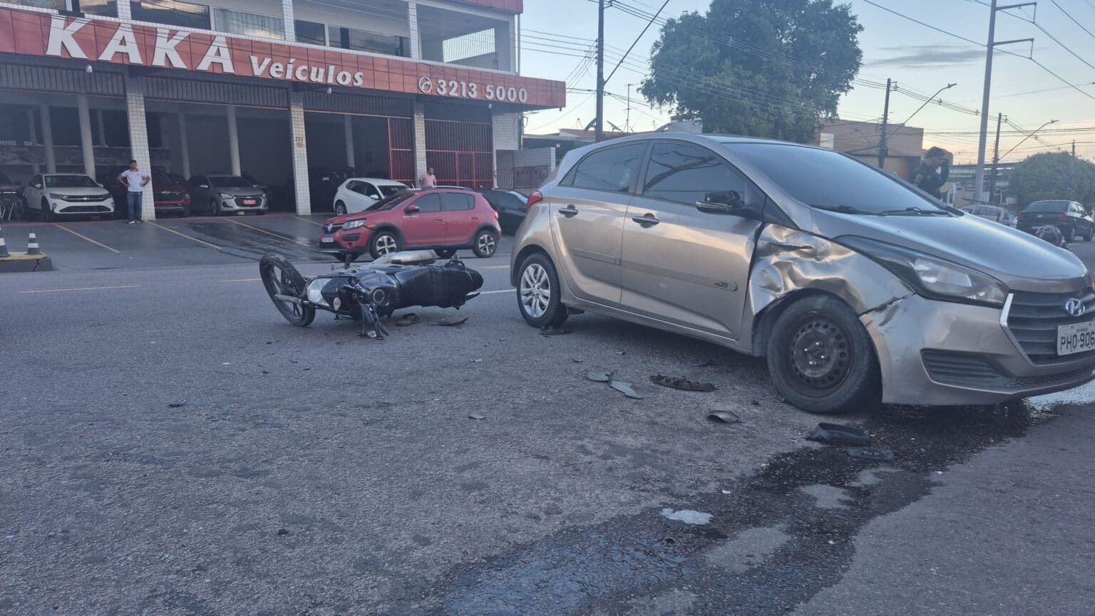 Acidente entre moto e carro deixa motociclista ferido na avenida Tefé
