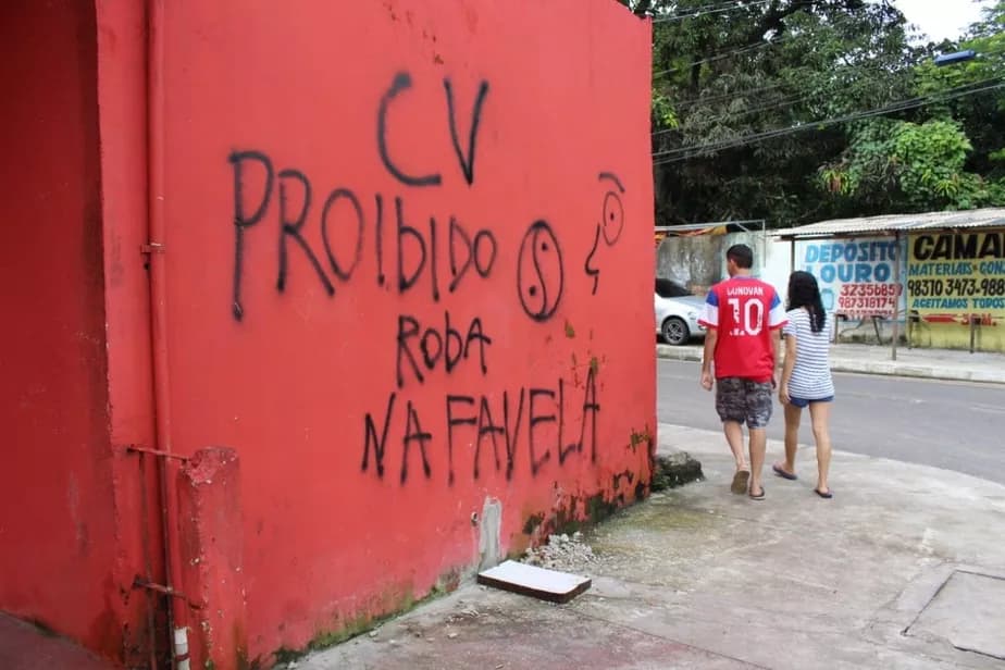 Salazar quer que símbolos, pichações e nomes que façam apologia a facções sejam removidos pelo Poder Público