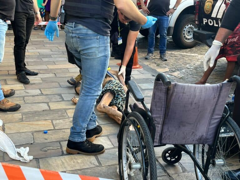 Filho é solto após andar com pai morto em cadeira de rodas no Centro de Manaus