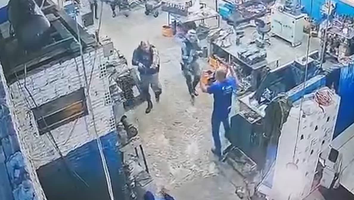 VÍDEO: Câmera flagra momento em que polícia intervém e liberta refém durante assalto em empresa de Manaus