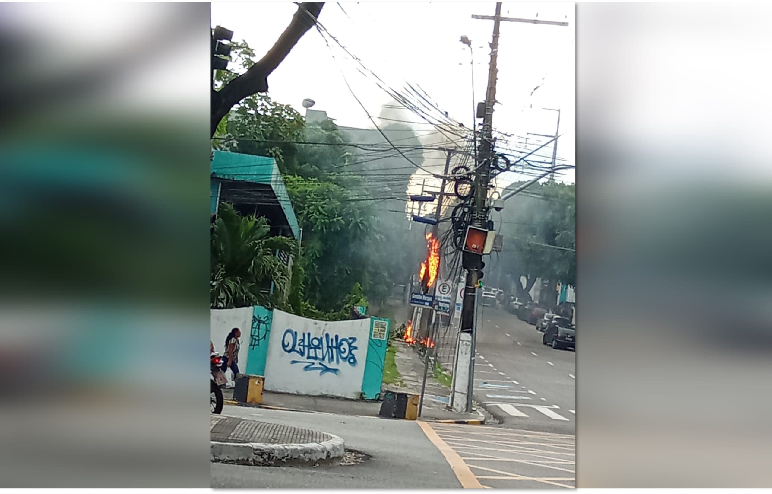 VÍDEOS: poste pega fogo no Centro de Manaus e assusta motoristas; bombeiros são acionados
