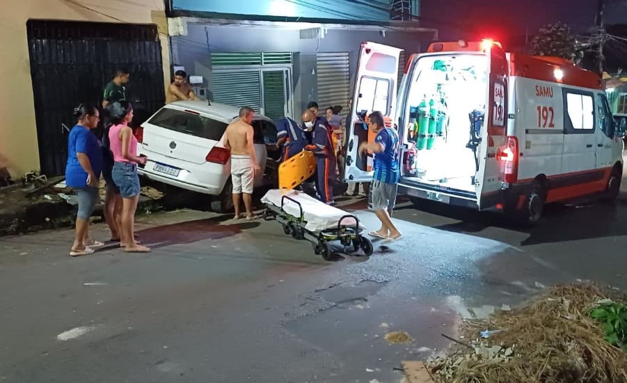 Motorista perde controle e colide carro contra muro em Manaus