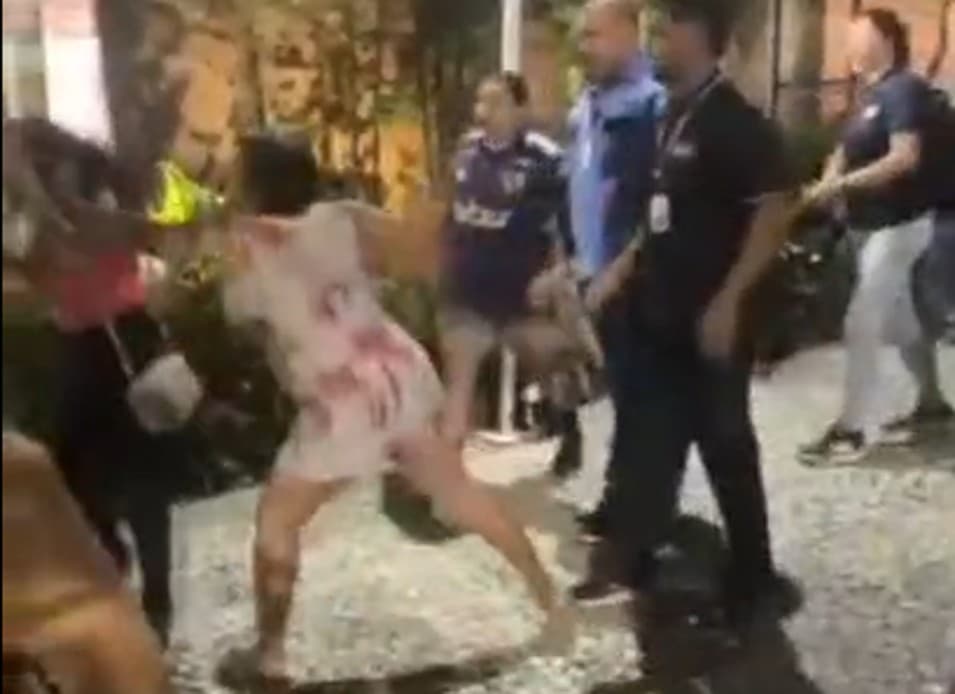 Mãe defende filho de racismo e agride universitária em faculdade de Manaus