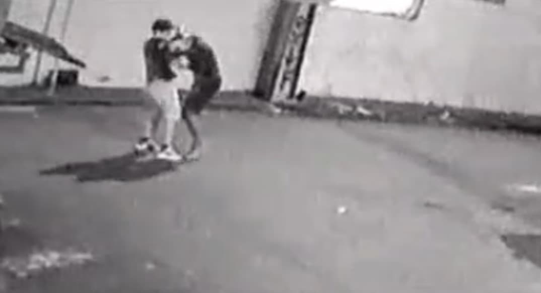 VÍDEO: Jovem reage a tentativa de assalto e toma arma de criminoso no bairro Parque 10, em Manaus