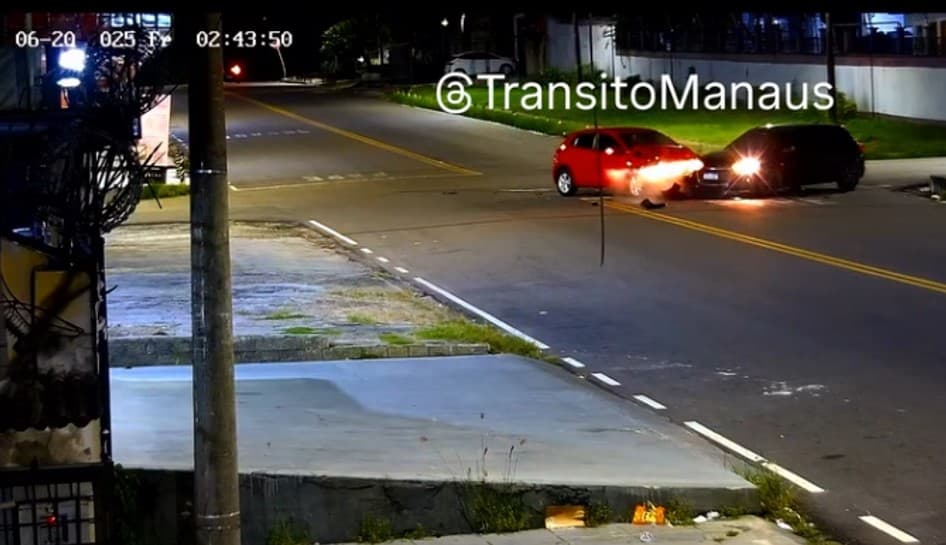 VÍDEO: Colisão entre carros é flagrada na zona Sul de Manaus
