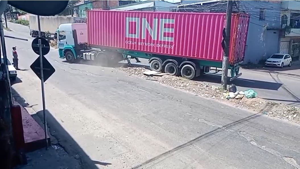 VÍDEOS: pane em carreta bloqueia via e provoca caos no trânsito da zona sul de Manaus