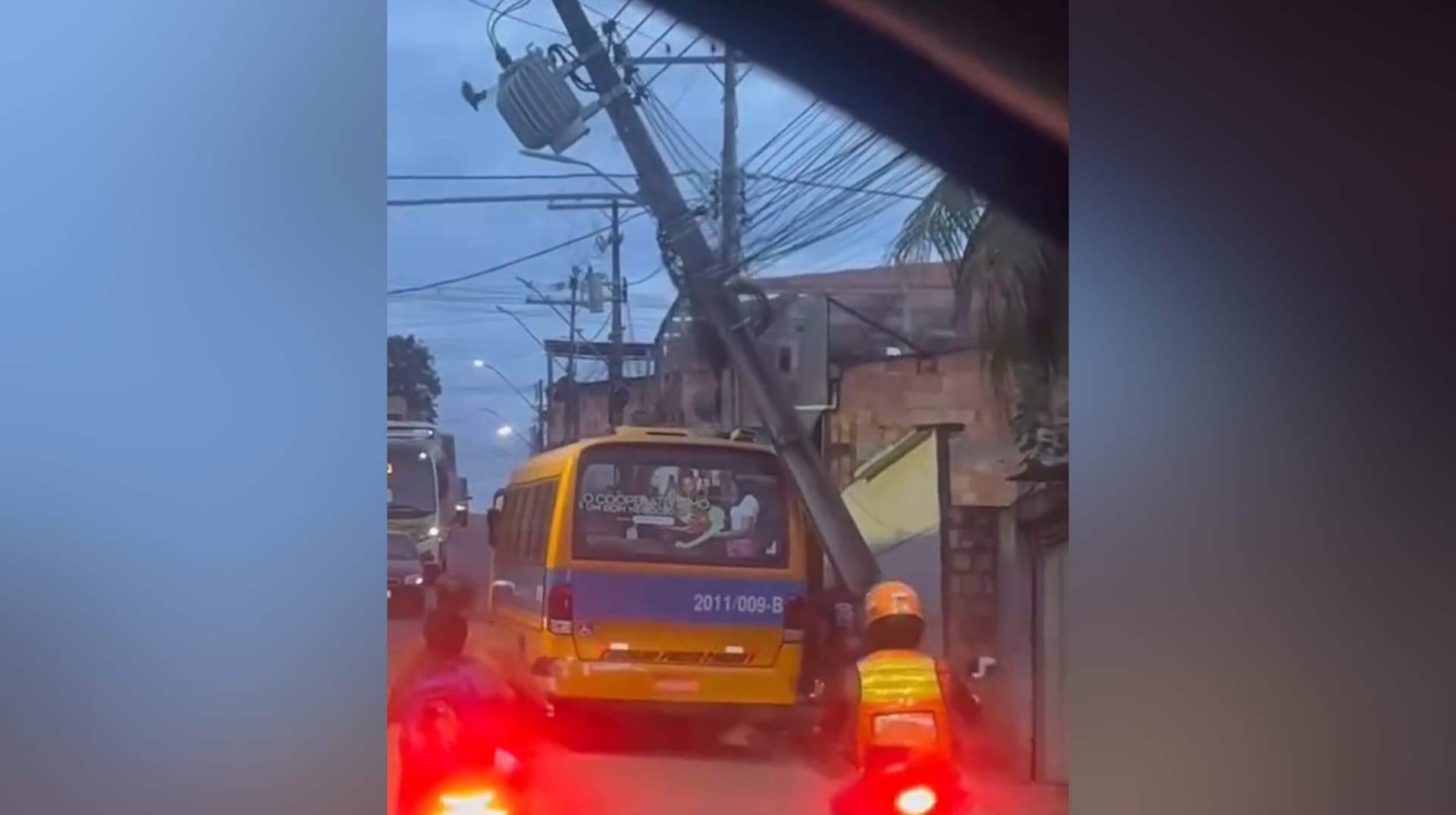 VÍDEO: ônibus ‘Amarelinho’ colide com poste e estrutura cai sobre o veículo na zona norte de Manaus
