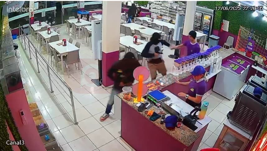 VÍDEO: Criminosos encapuzados assaltam loja de açaí na zona centro-oeste de Manaus
