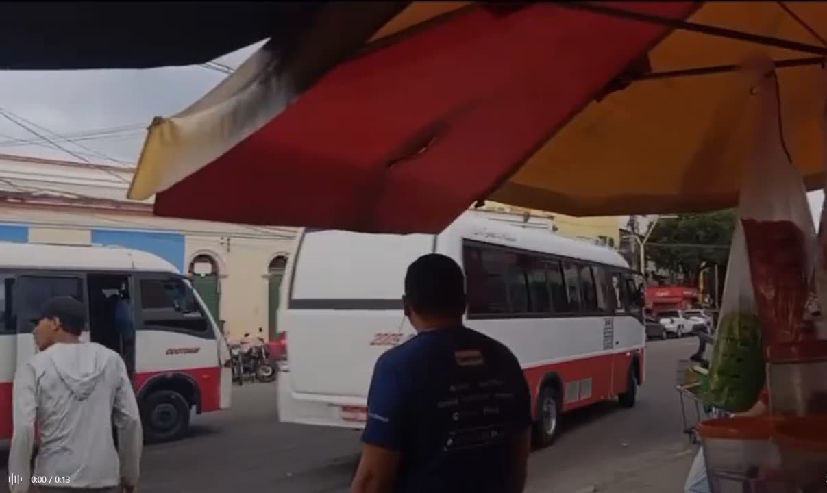 Vídeo mostra micro-ônibus executivos bloqueando via e causando tumulto no Centro de Manaus