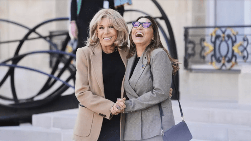 Ao lado de Brigitte Macron, Janja vai a desfile de brasileiras em Paris