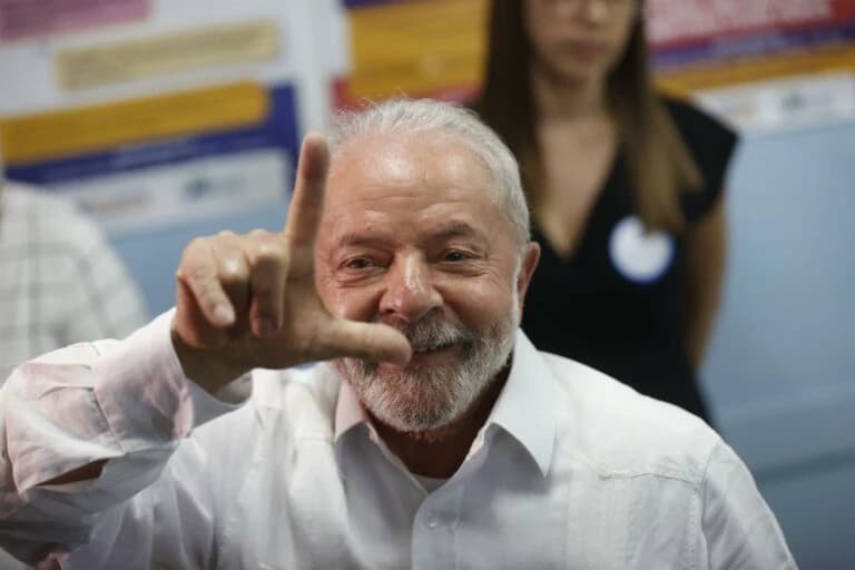 Pesquisa aponta que 51% desaprovam governo Lula e 47,9% aprovam