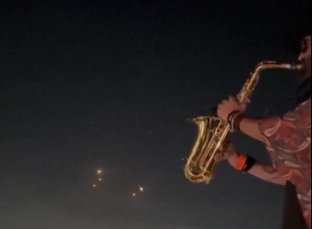 VÍDEO: Saxofonista saudita não para de tocar enquanto Irã bombardeia Israel e viraliza nas redes