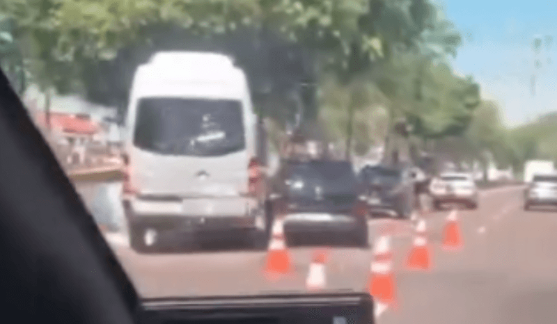 Veículo colide com mureta na Avenida Brasil e deixa trânsito parado