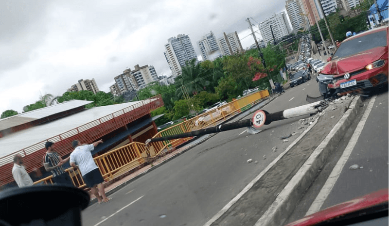 Carro colide contra poste e causa interdição da avenida Maceió, em Manaus
