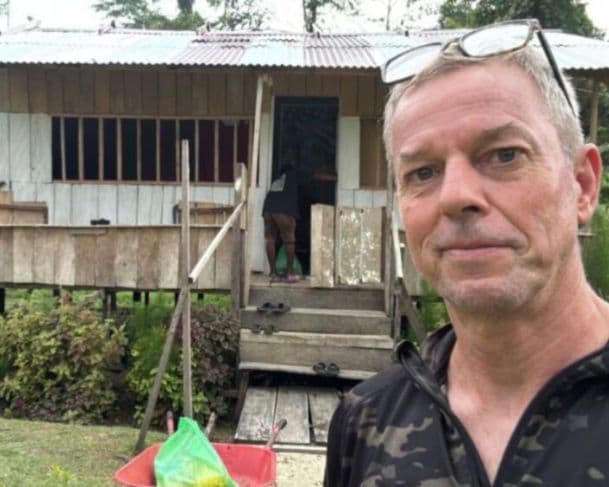 Agente de viagens fica com sanguessuga presa no olho durante expedição