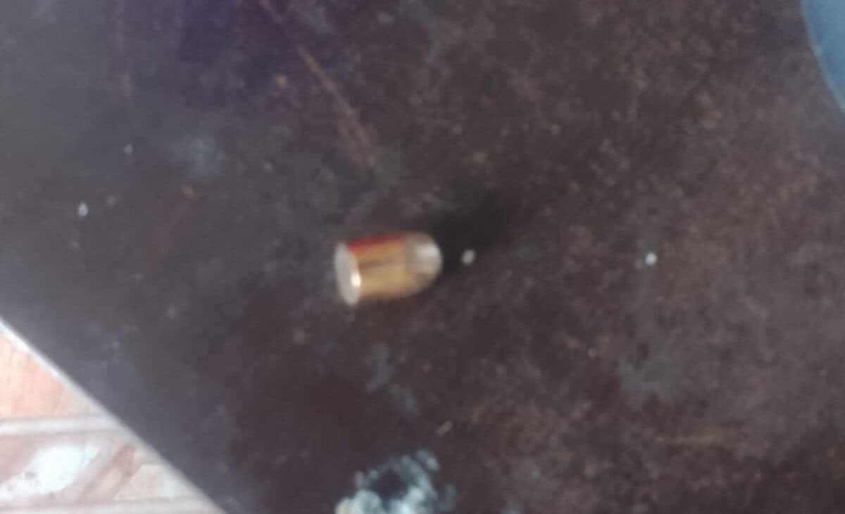 VÍDEO: Bala perdida perfura telhado e assusta moradores na zona norte de Manaus