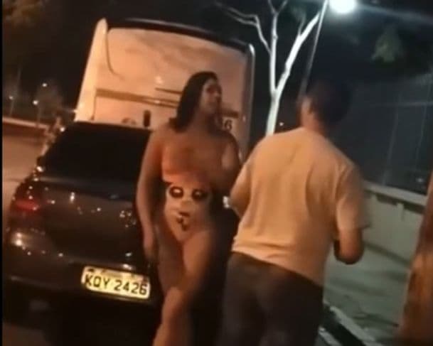 “Eu vou te quebrar aqui”: travesti confronta caloteiro e situação termina em briga