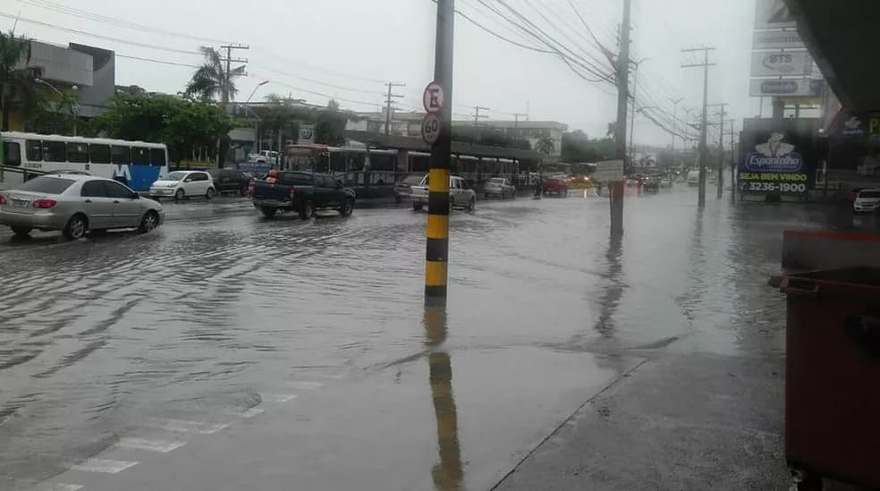 Chuvas fortes causam alagamentos, trânsito lento e mobilizam equipes emergenciais em Manaus
