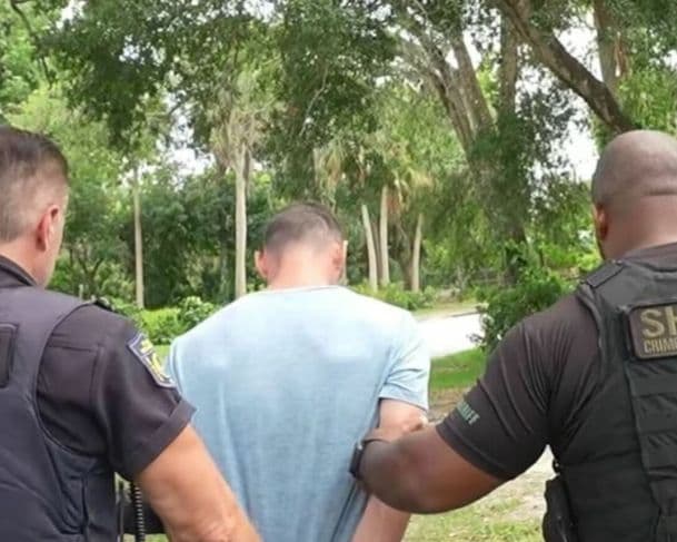 Bebê morre trancado em carro sob forte calor; pai é preso