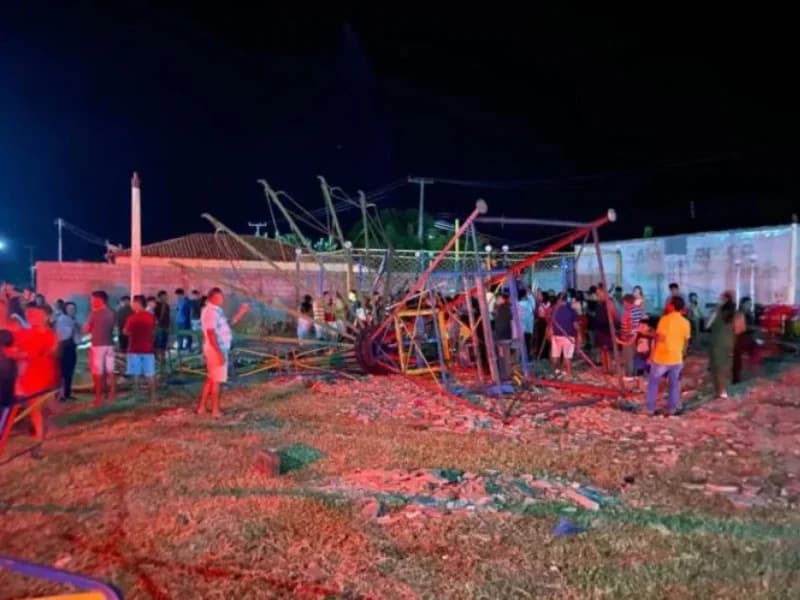 VÍDEO: brinquedo de parque desaba e deixa crianças feridas no Piauí