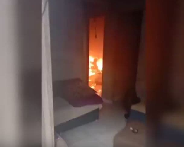 IMAGENS FORTES: Homem suspeito de estuprar criança de 10 é espancado e queimado vivo dentro de casa