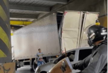 VÍDEO: Caminhão fica preso em passagem subterrânea no bairro São Jorge, em Manaus