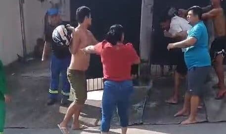 VÍDEO: suspeito de roubo é agredido com pedrada ao ser capturado por populares em Manaus