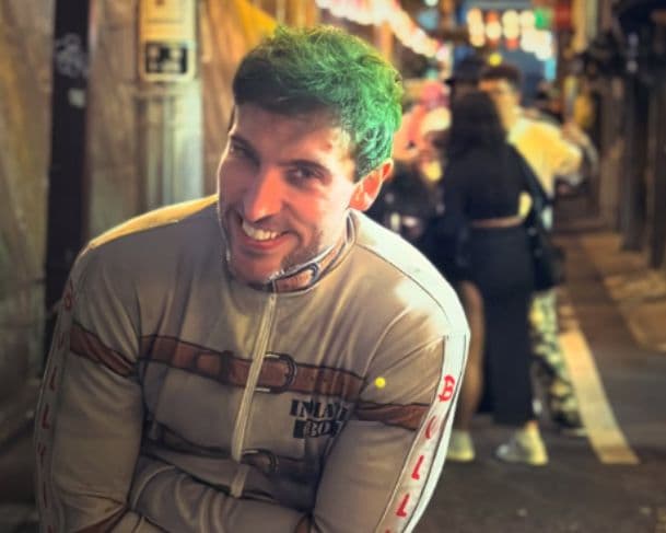 Humoristas manifestam apoio a Léo Lins após condenação por piadas em show de Stand-Up