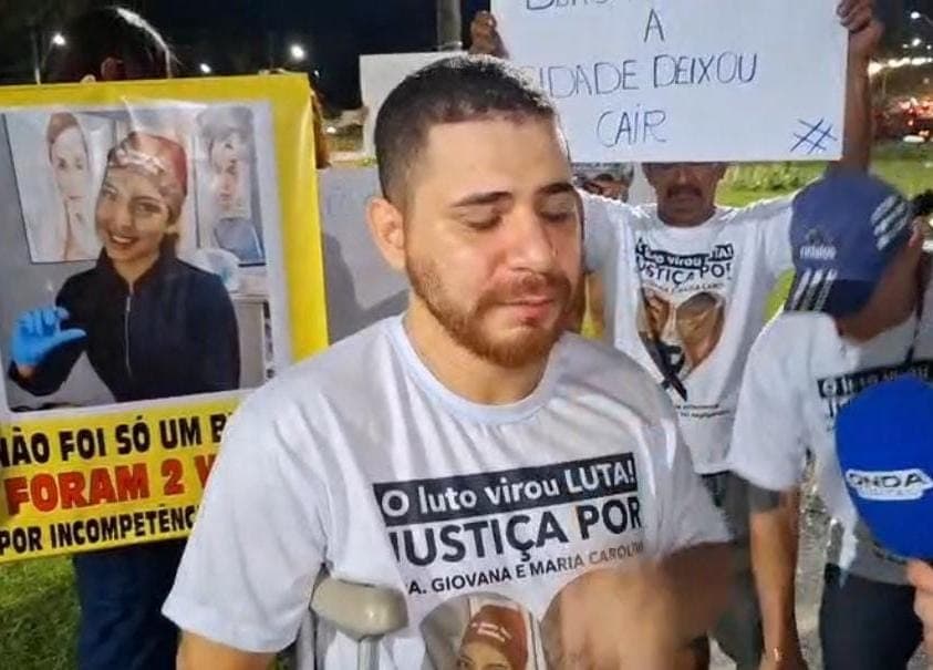 Familiares e amigos protestam por mortes de biomédica grávida