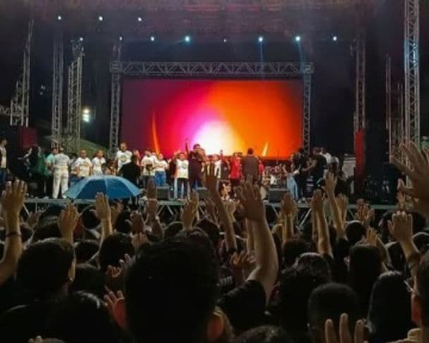 Mesmo na chuva, fiéis comparecem a Marcha Para Jesus 2025 em Manaus