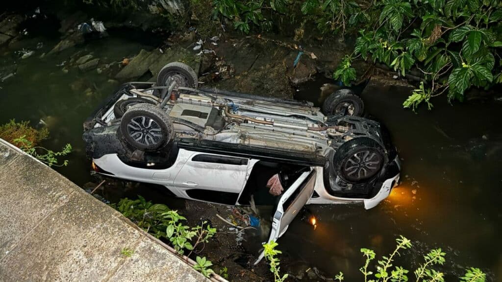 Motorista fica ferido após carro despencar em igarapé em Manaus