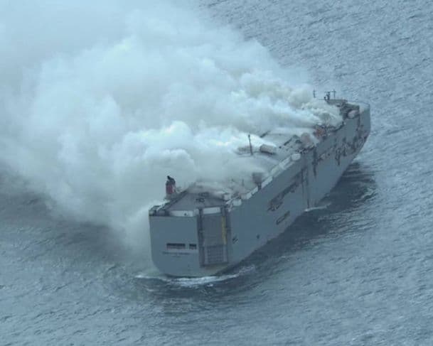 Navio cargueiro levando mais de 3 mil carros pega fogo na costa do Alasca