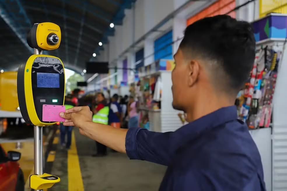 Justiça suspende decisão que proibia pagamento em dinheiro nos terminais e em linhas de ônibus em Manaus