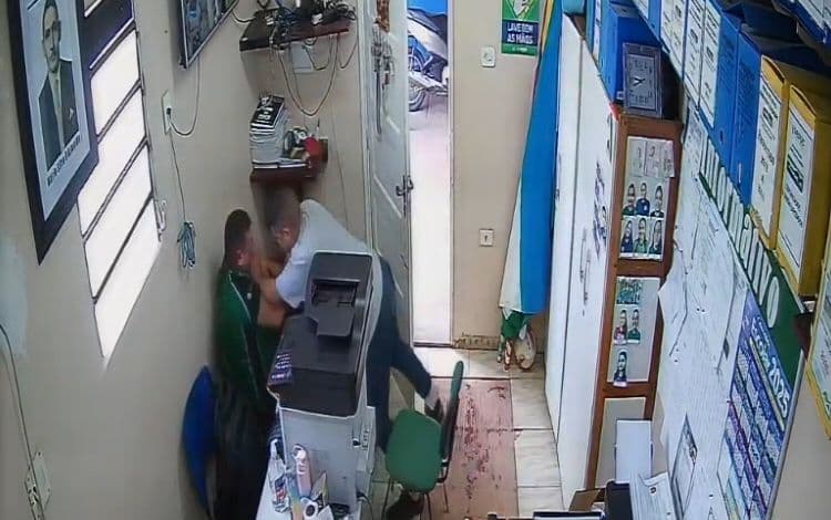 URGENTE: Professor esfaqueia diretor dentro de escola em Manacapuru; veja o vídeo