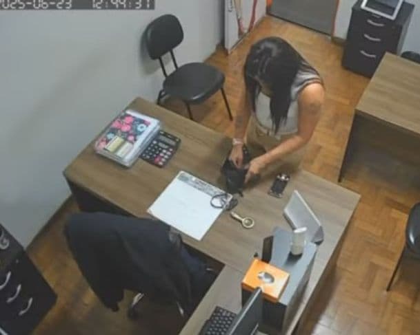 Professora é presa ao ser flagrada roubando cartão de crédito dos colegas de trabalho