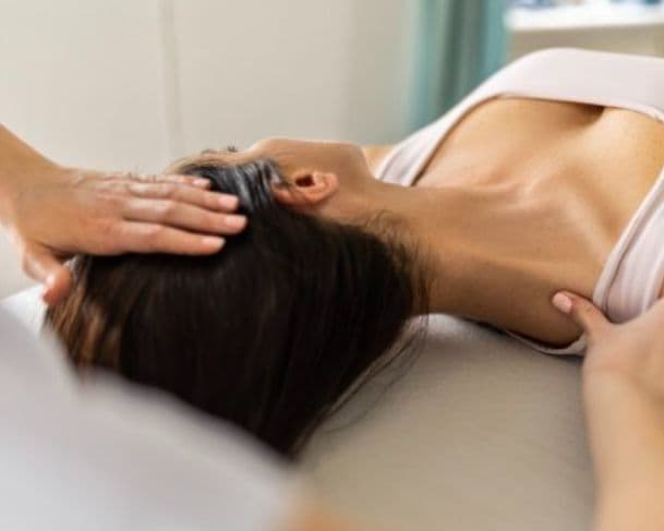 Mulher tem artéria rompida após quiroprata estalar seu pescoço errado