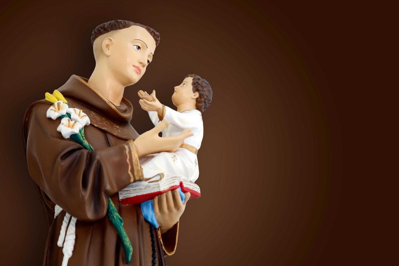 Solteiro no dia dos namorados? Veja simpatias para Santo Antônio que atraem o amor