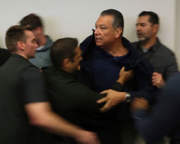 Senador americano é algemado pelo FBI e retirado de coletiva do presidente Trump