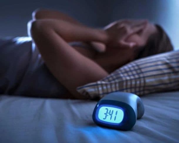 Pensamentos negativos às 3h da manhã? Entenda por que passamos por isso na madrugada