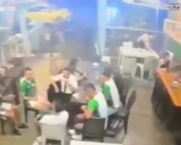 Imagens fortes: advogado tem a cabeça estourada na bala enquanto comemora vitória de time no Equador